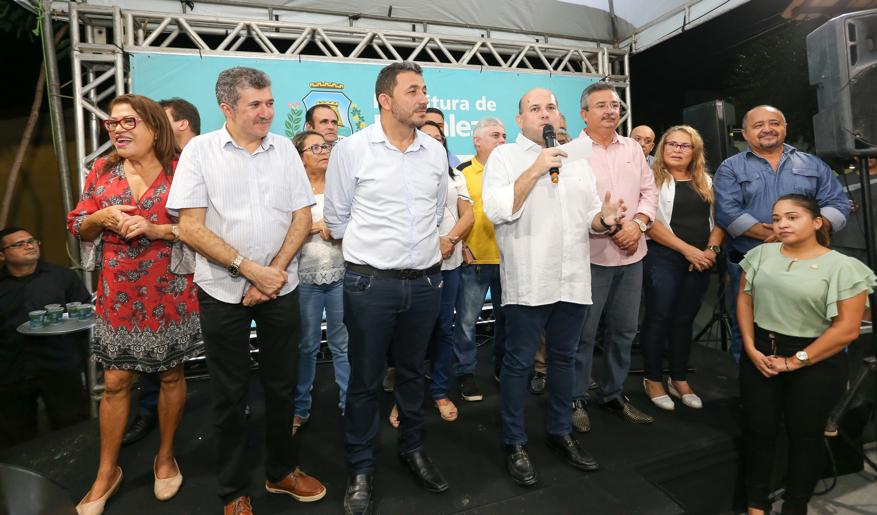 várias pessoas num palco